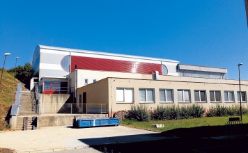 Anbau von Sporthalle in der Grundschule in Drnovice